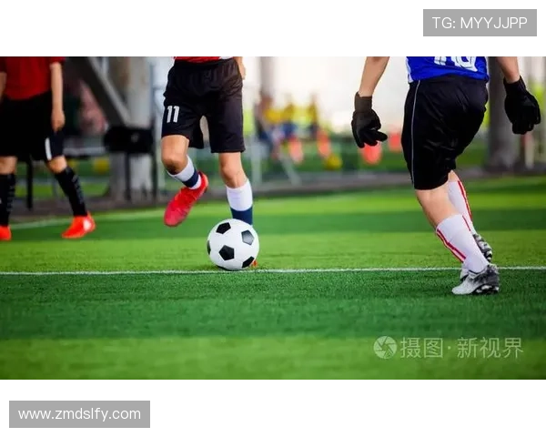 足球明星精彩瞬间高清射门照片展现足球魅力与运动激情